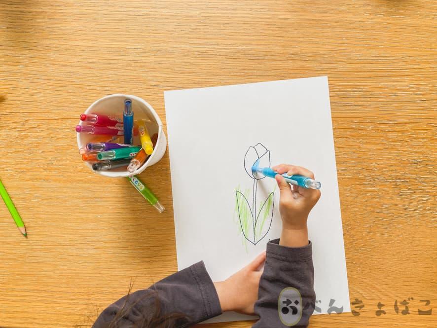 無料知育プリント「チューリップの塗り絵」をクレヨンで塗って遊ぶ手