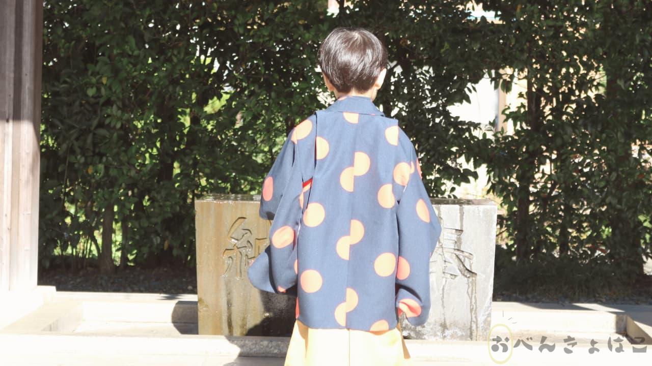 七五三の羽織りを着用した子どもの後ろ姿
