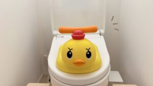 トイレに乗せたひよこさんのおまるの画像